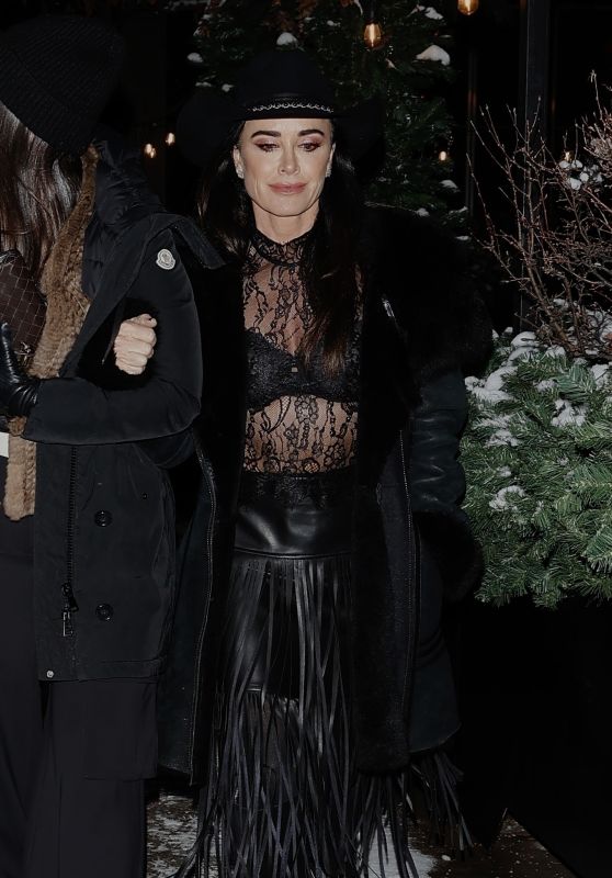 Kyle Richards Spends Quality Time with Daughters After Christmas Celebrations in Aspen (12.26.2024)