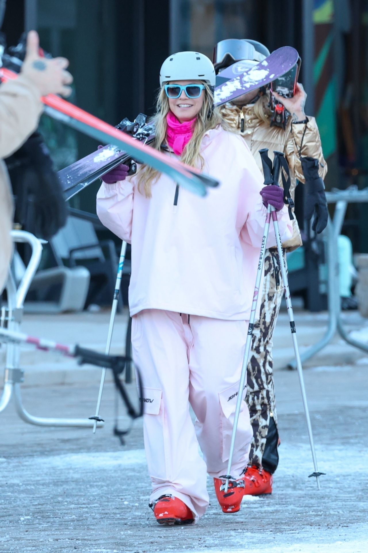 leni-and-heidi-klum-hit-the-slopes-in-aspen-12.20.2024-4.jpg (1280×1920)