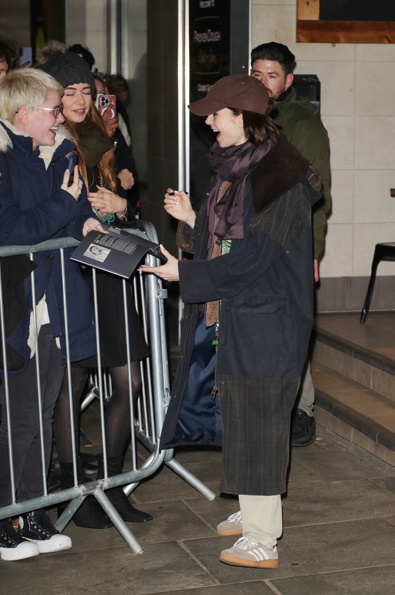 lily-collins-leaves-duke-of-york-theatre-12.13.2024-0.jpg (1280×1925)