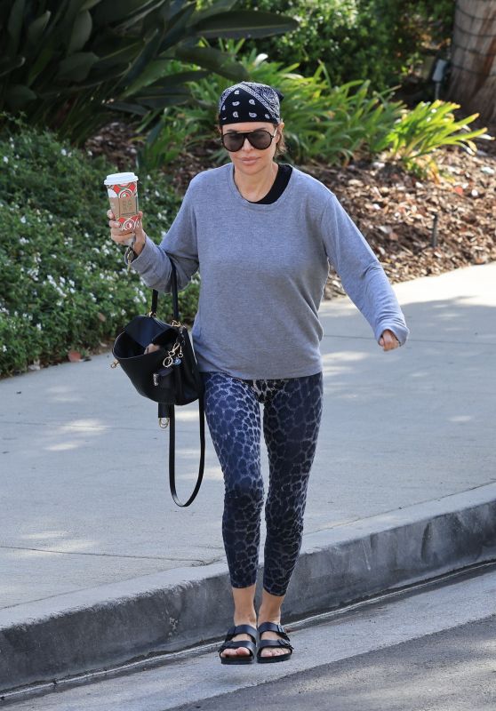 Lisa Rinna Steps Out for Coffee After Morning Workout – 12.19.2024