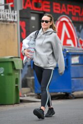 Olivia Wilde Shows Kindness Outside Gym with Towel and Water Offer 12-12-2024