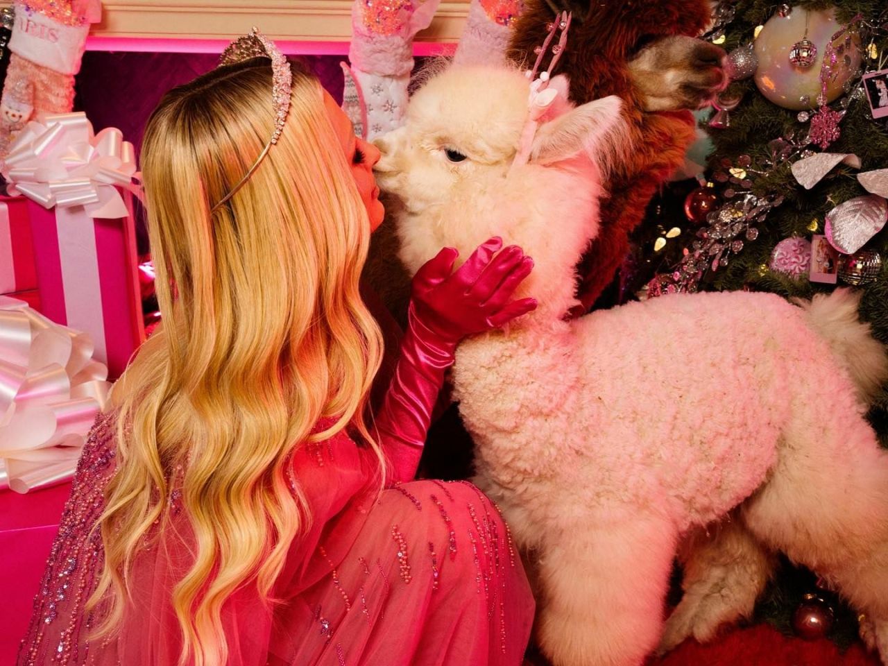 paris-hilton-s-festive-mansion-alpacas-art-and-advocacy-3.jpg (1280×960)