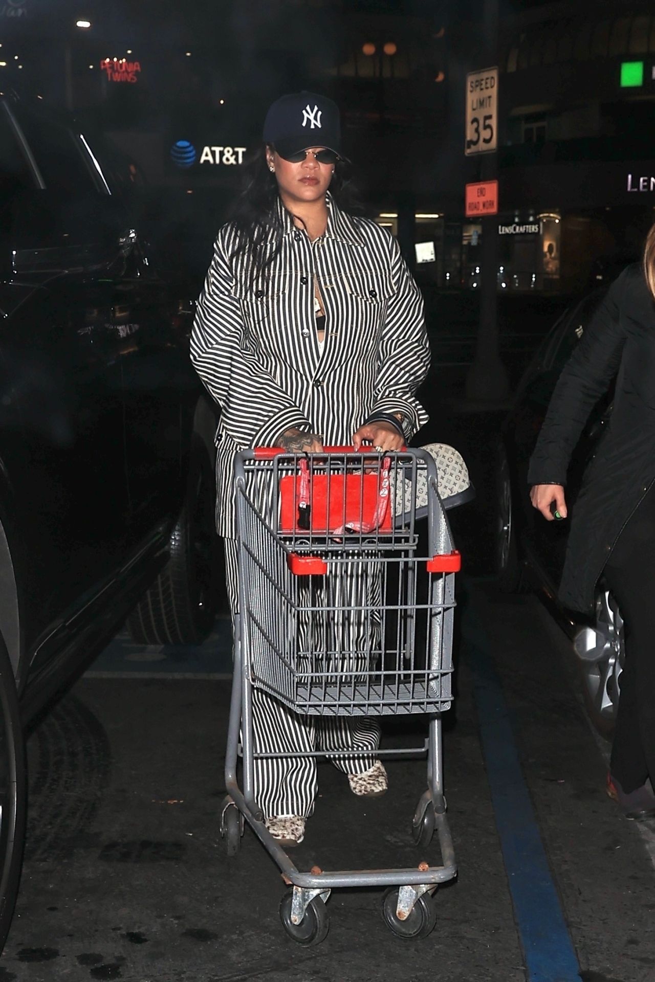 rihanna-enjoys-late-night-shopping-trip-to-cvs-in-west-hollywood-12.15.2024-0.jpg (1280×1920)