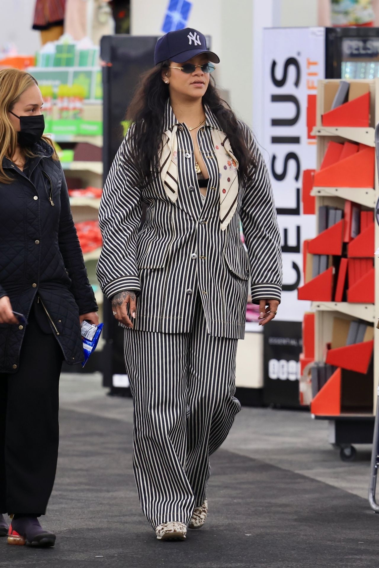 rihanna-enjoys-late-night-shopping-trip-to-cvs-in-west-hollywood-12.15.2024-7.jpg (1280×1920)