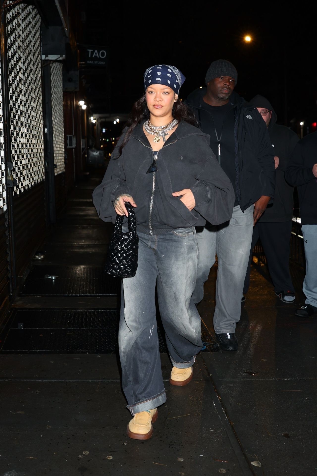 rihanna-s-effortless-streetwear-glam-a-masterclass-in-nyc-cool-0.jpg (1280×1920)