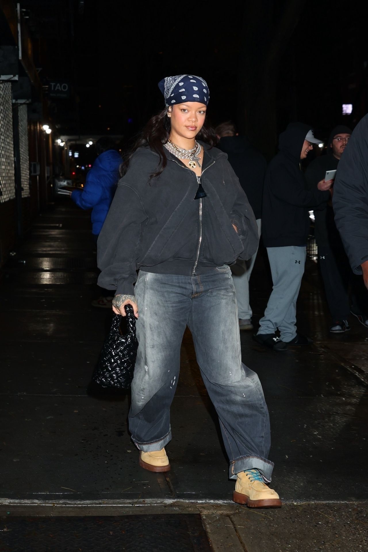 rihanna-s-effortless-streetwear-glam-a-masterclass-in-nyc-cool-1.jpg (1280×1920)