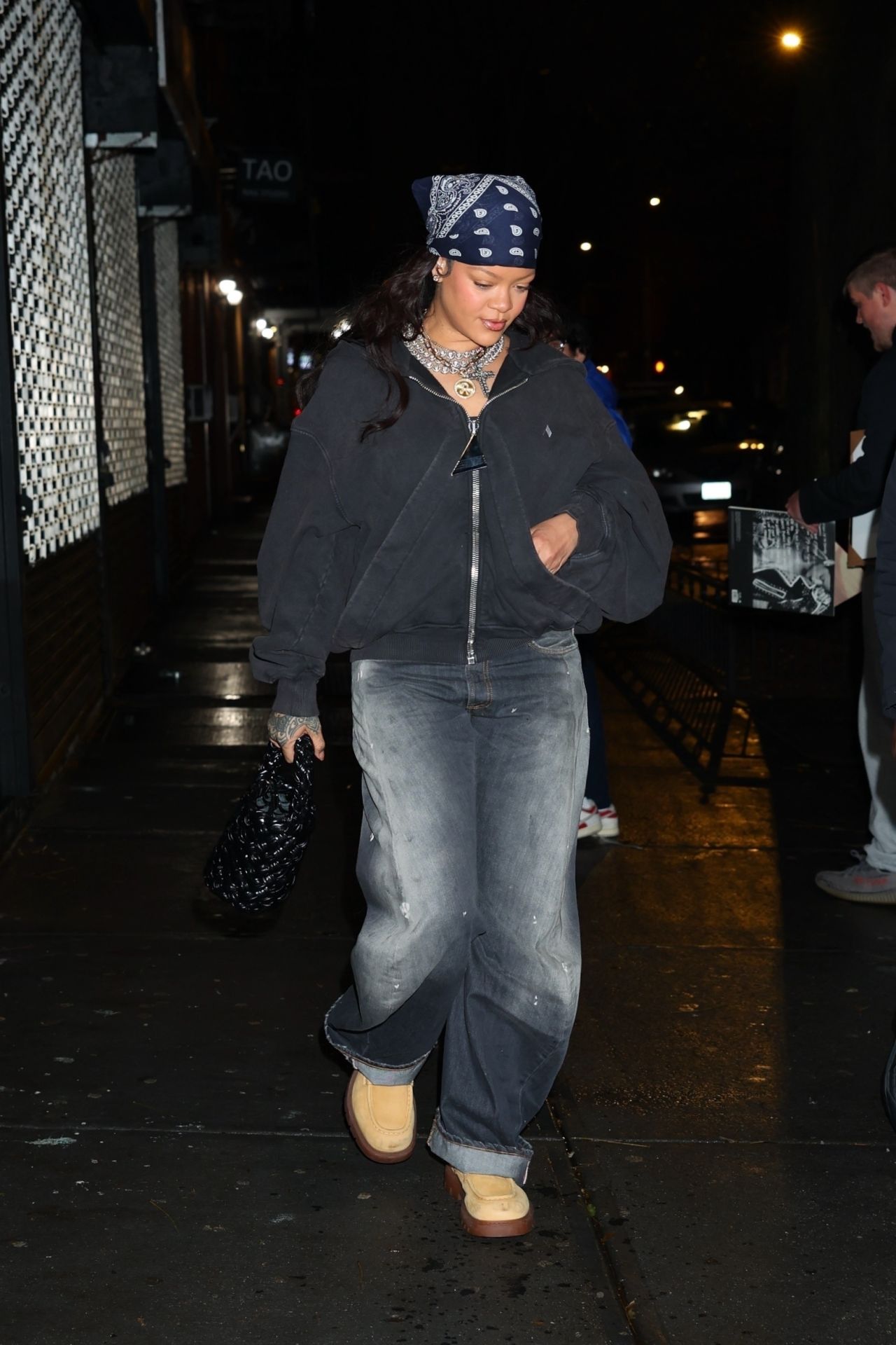 rihanna-s-effortless-streetwear-glam-a-masterclass-in-nyc-cool-3.jpg (1280×1920)