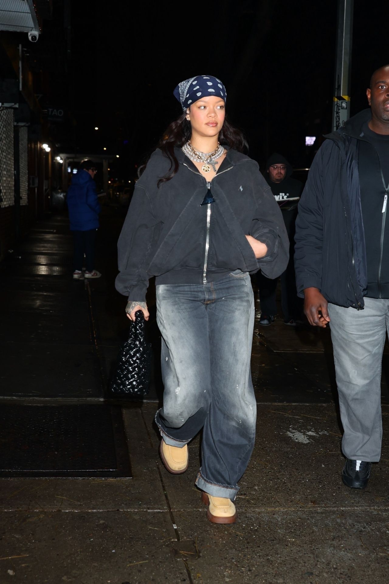 rihanna-s-effortless-streetwear-glam-a-masterclass-in-nyc-cool-4.jpg (1280×1920)