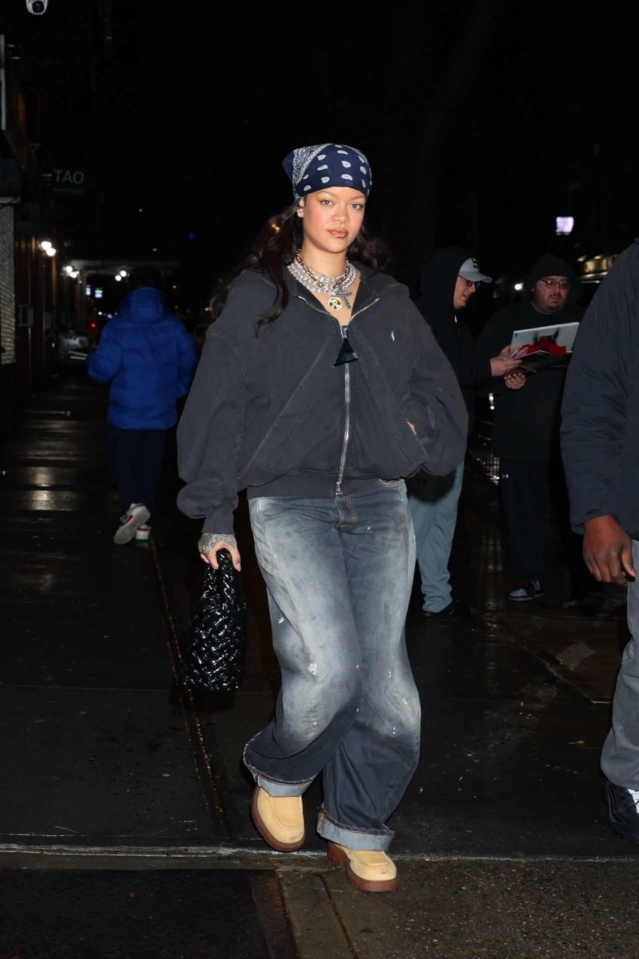 rihanna-s-effortless-streetwear-glam-a-masterclass-in-nyc-cool-5.jpg (1280×1920)