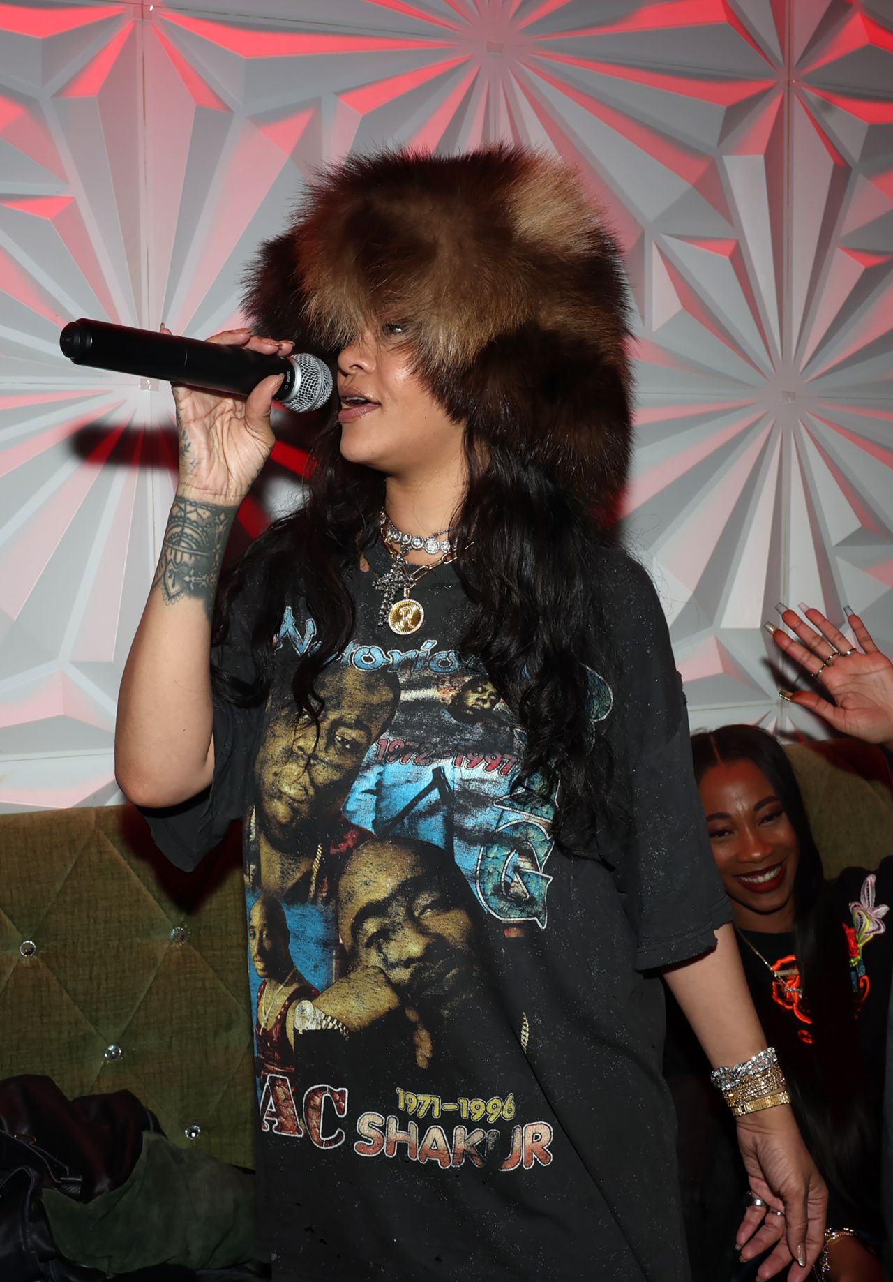 rihanna-s-girls-like-karaoke-night-takes-over-new-york-12.29.2024-6.jpg (1280×1837)