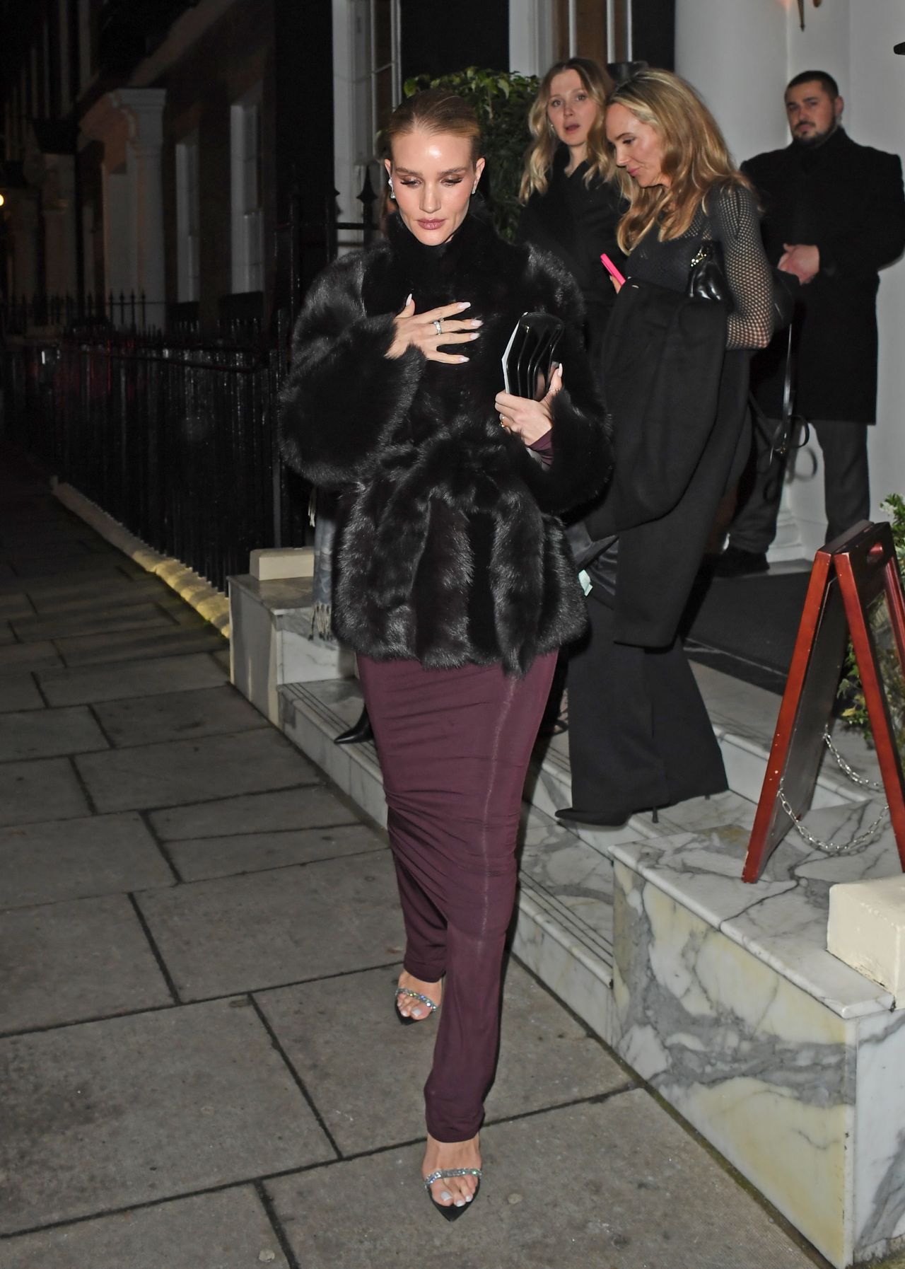 rosie-huntington-whiteley-spotted-leaving-maison-estelle-in-london-12.17.2024-1.jpg (1280×1794)