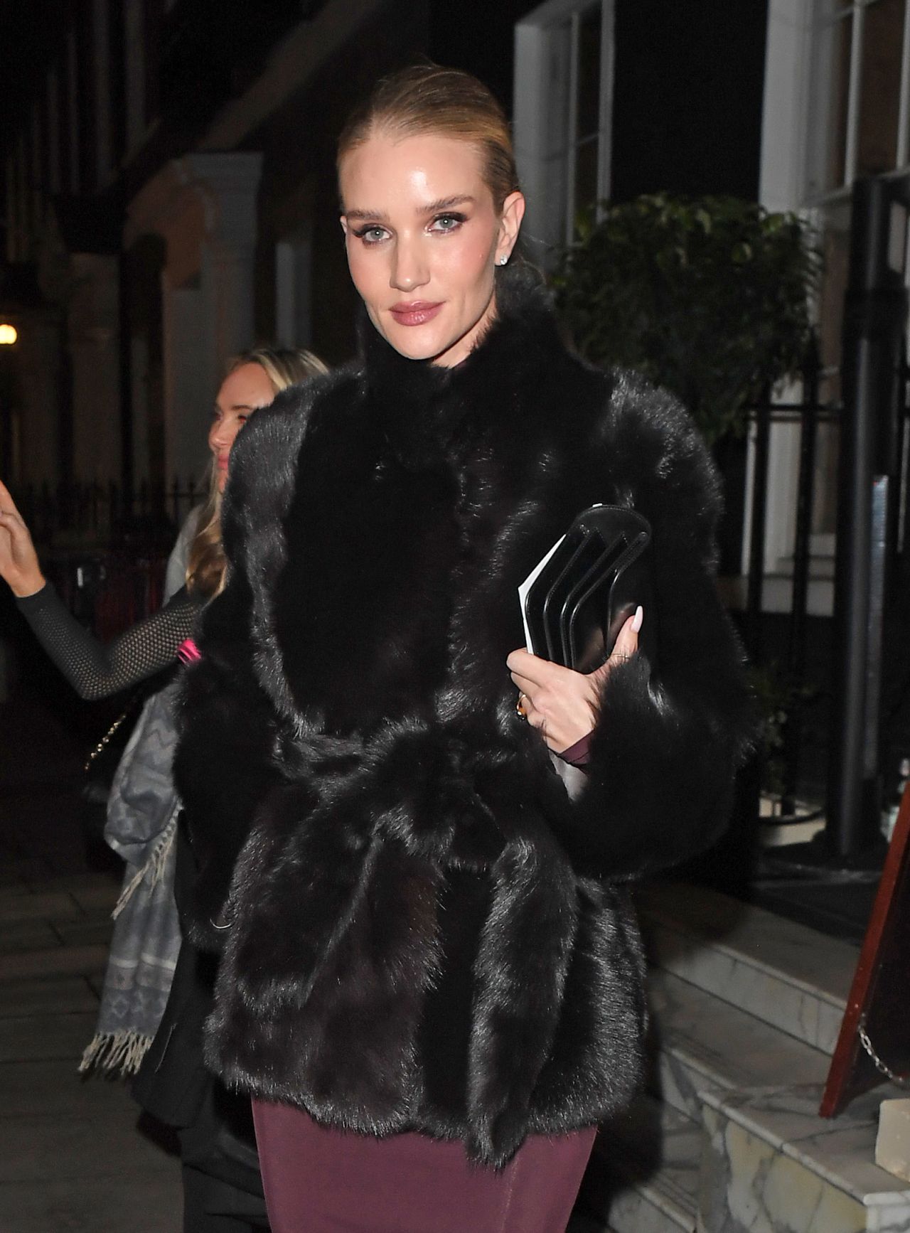 rosie-huntington-whiteley-spotted-leaving-maison-estelle-in-london-12.17.2024-5.jpg (1280×1734)