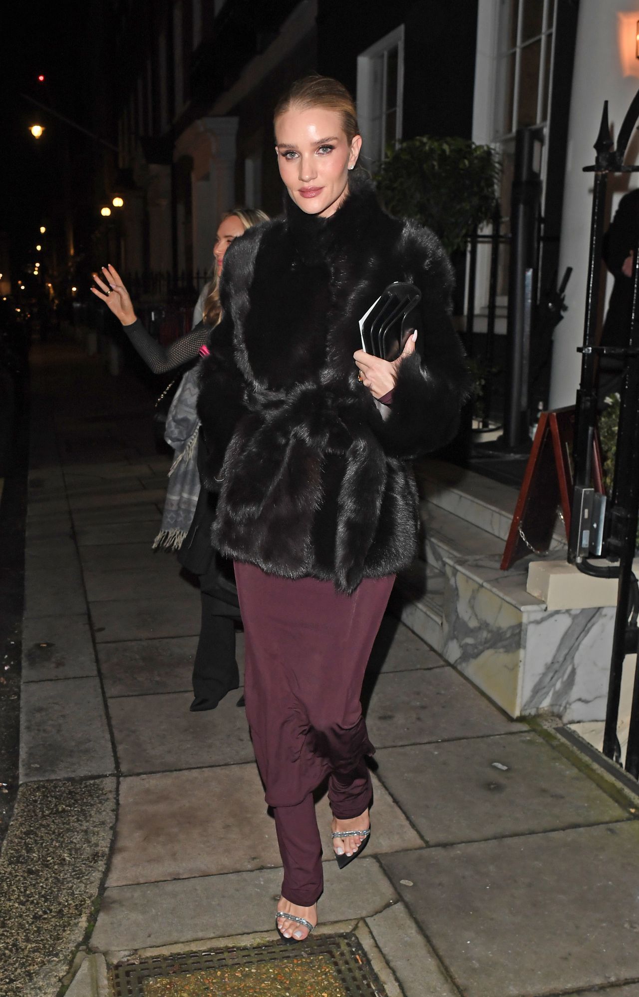 rosie-huntington-whiteley-spotted-leaving-maison-estelle-in-london-12.17.2024-6.jpg (1280×1997)