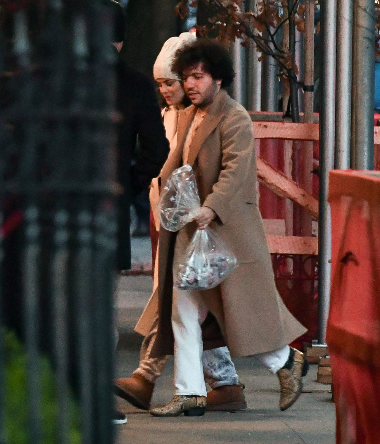 selena-gomez-and-benny-blanco-spotted-together-in-new-york-12.25.2024-0.jpg (1280×1496)