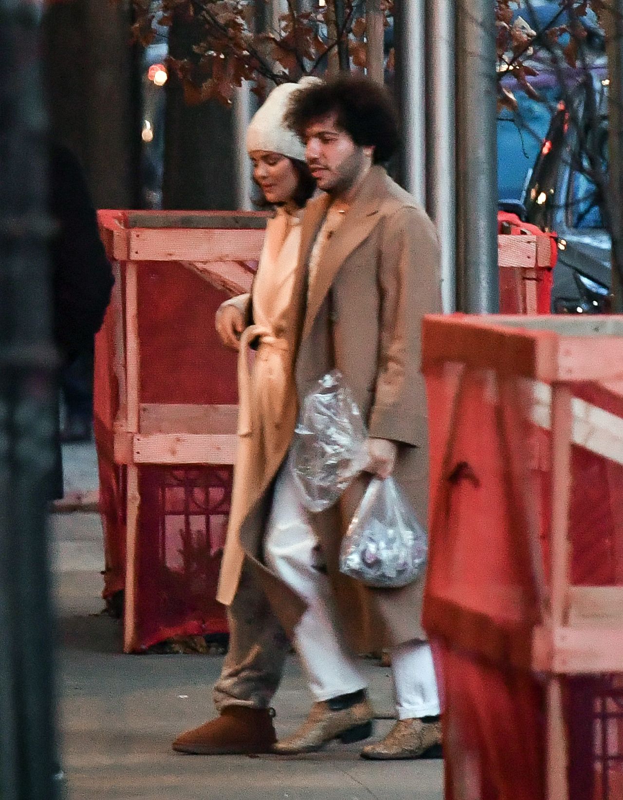 selena-gomez-and-benny-blanco-spotted-together-in-new-york-12.25.2024-5.jpg (1280×1643)