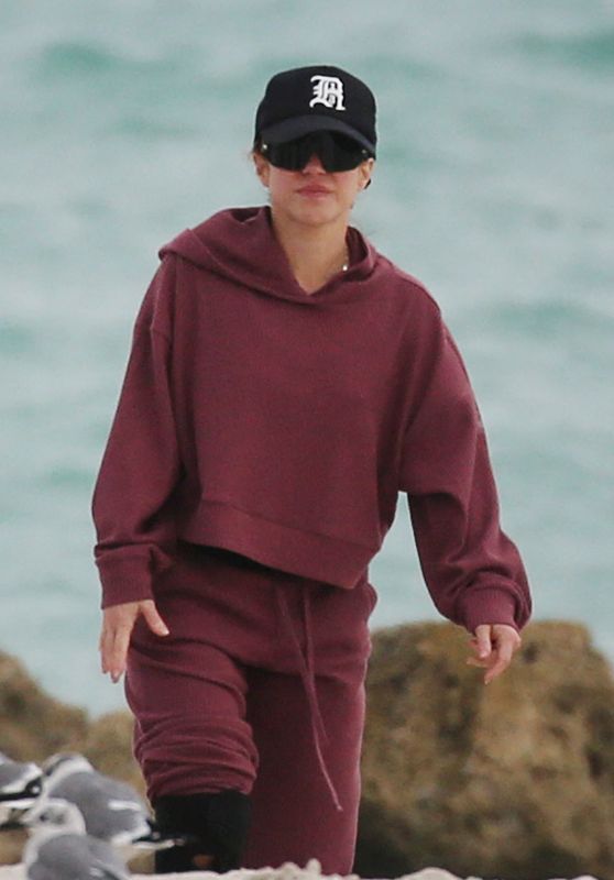 Shakira Goes Incognito on Christmas Day in Miami, 12.25.2024