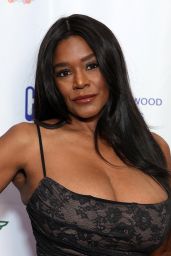 Shannon Barr Spreads Holiday Cheer at Winter Wonderland Toy Drive 12.07.2024