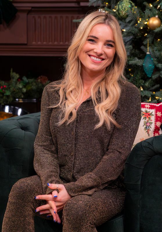 Sian Welby Spreads Christmas Cheer on “This Morning” 12.25.2024