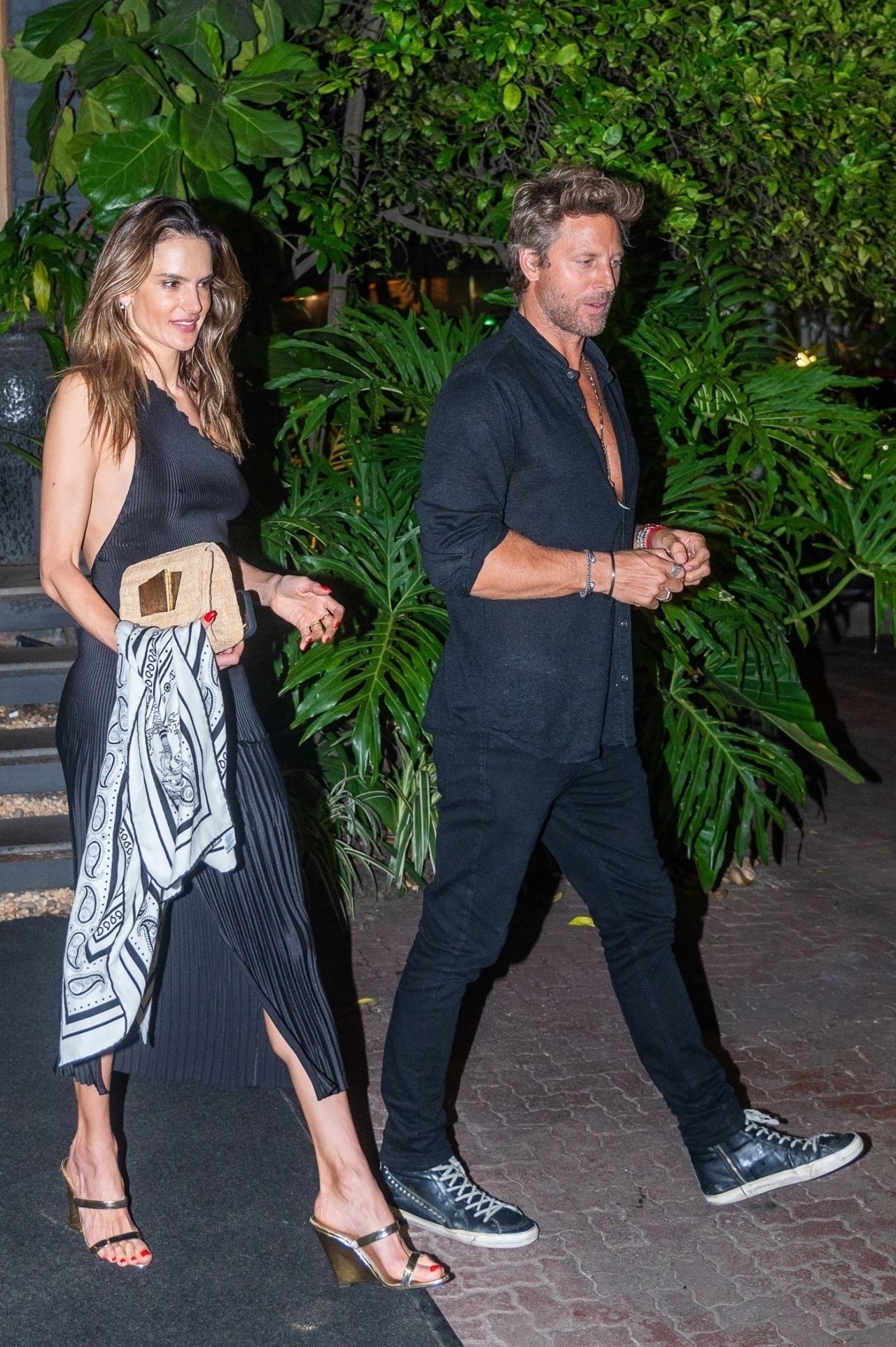 alessandra-ambrosio-and-buck-palmer-dine-at-top-asian-restaurant-in-rio-01.14.2025-1.jpg (1280×1924)