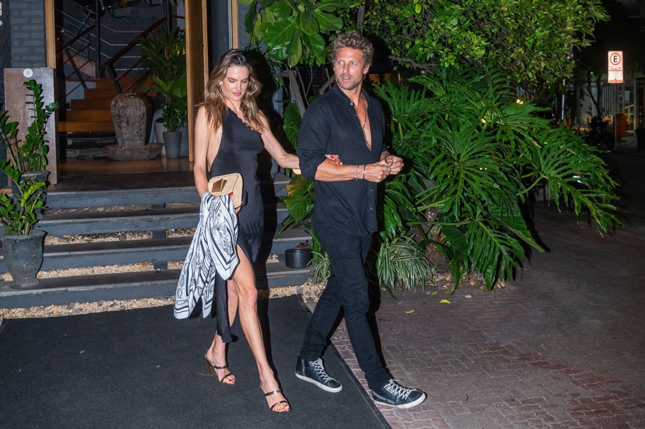 alessandra-ambrosio-and-buck-palmer-dine-at-top-asian-restaurant-in-rio-01.14.2025-2.jpg (1280×852)