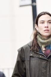 Alexa Chung Braves London Weather 01.23.2025