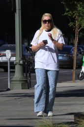 Amanda Bynes Spotted at FedEx Office in LA - 01.20.2025