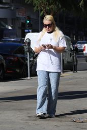 Amanda Bynes Spotted at FedEx Office in LA - 01.20.2025