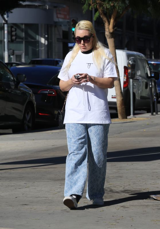 Amanda Bynes Spotted at FedEx Office in LA - 01.20.2025