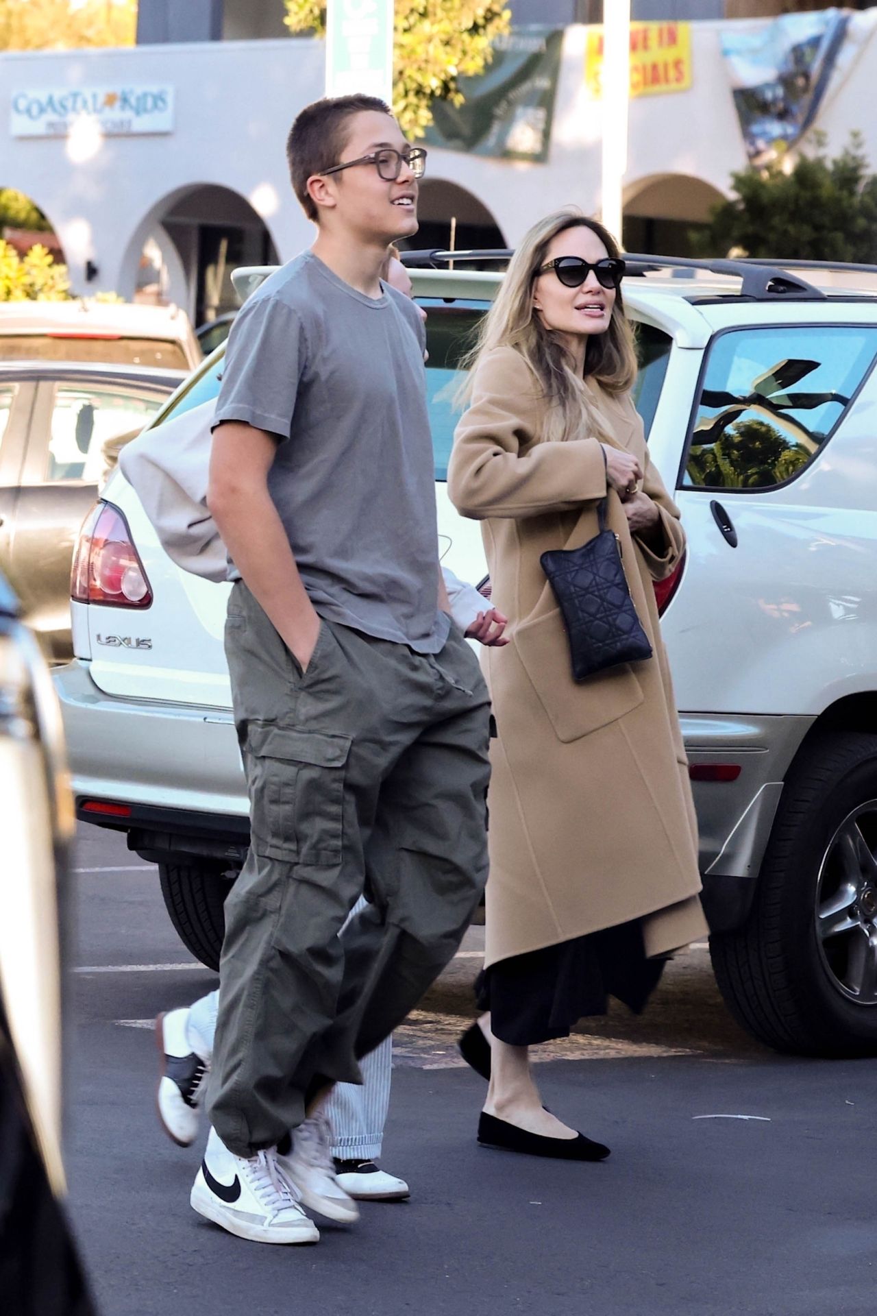 angelina-jolie-spotted-grocery-shopping-with-vivienne-and-knox-jolie-pitt-at-lazy-acres-01.14.2025-2.jpg (1280×1920)