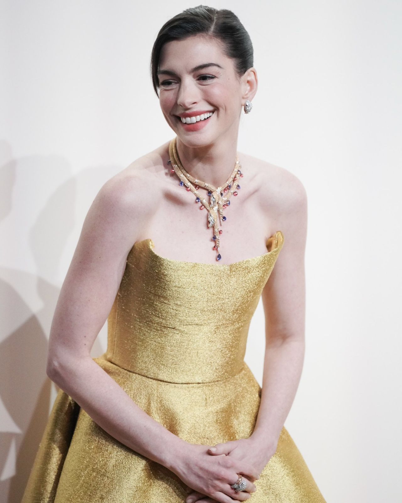 anne-hathaway-dazzles-in-oscar-de-la-renta-at-bvlgari-s-lunar-new-year-soiree-0.jpg (1280×1600)