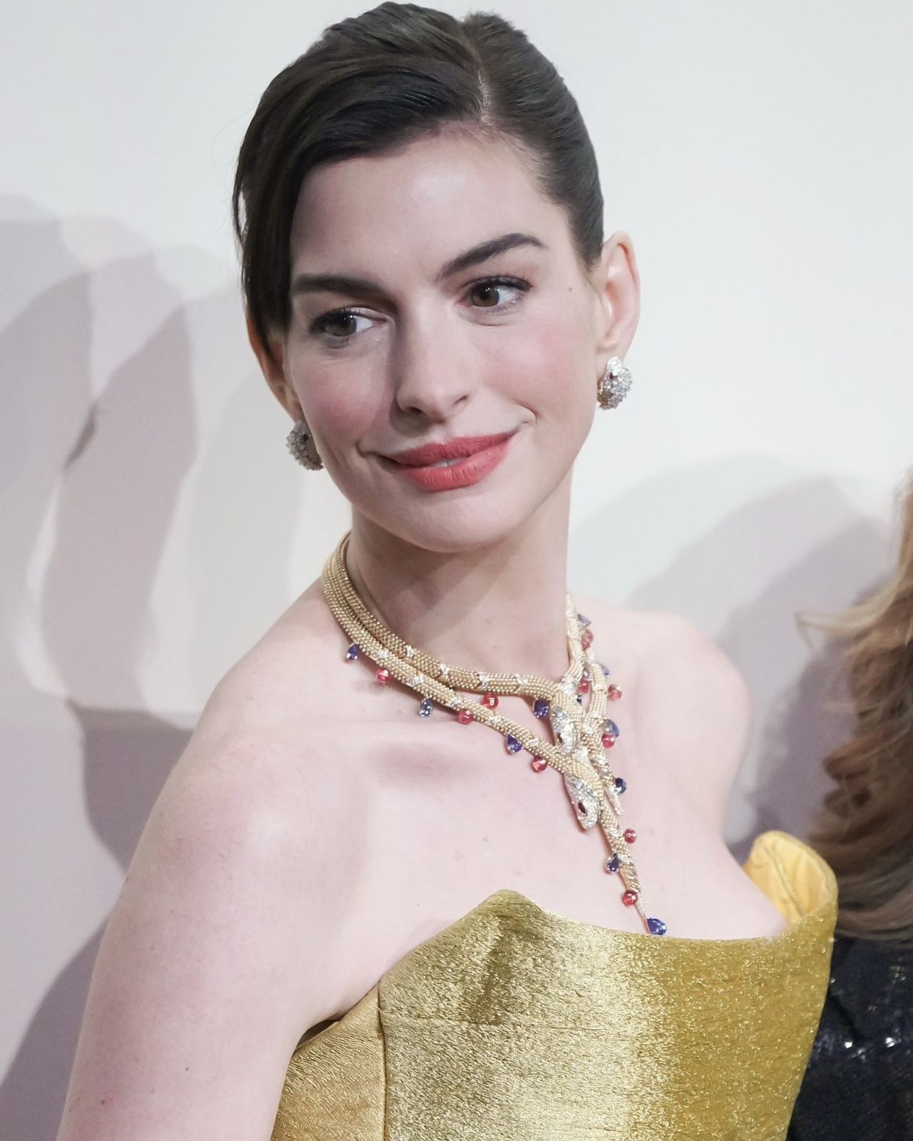 anne-hathaway-dazzles-in-oscar-de-la-renta-at-bvlgari-s-lunar-new-year-soiree-1.jpg (1280×1600)