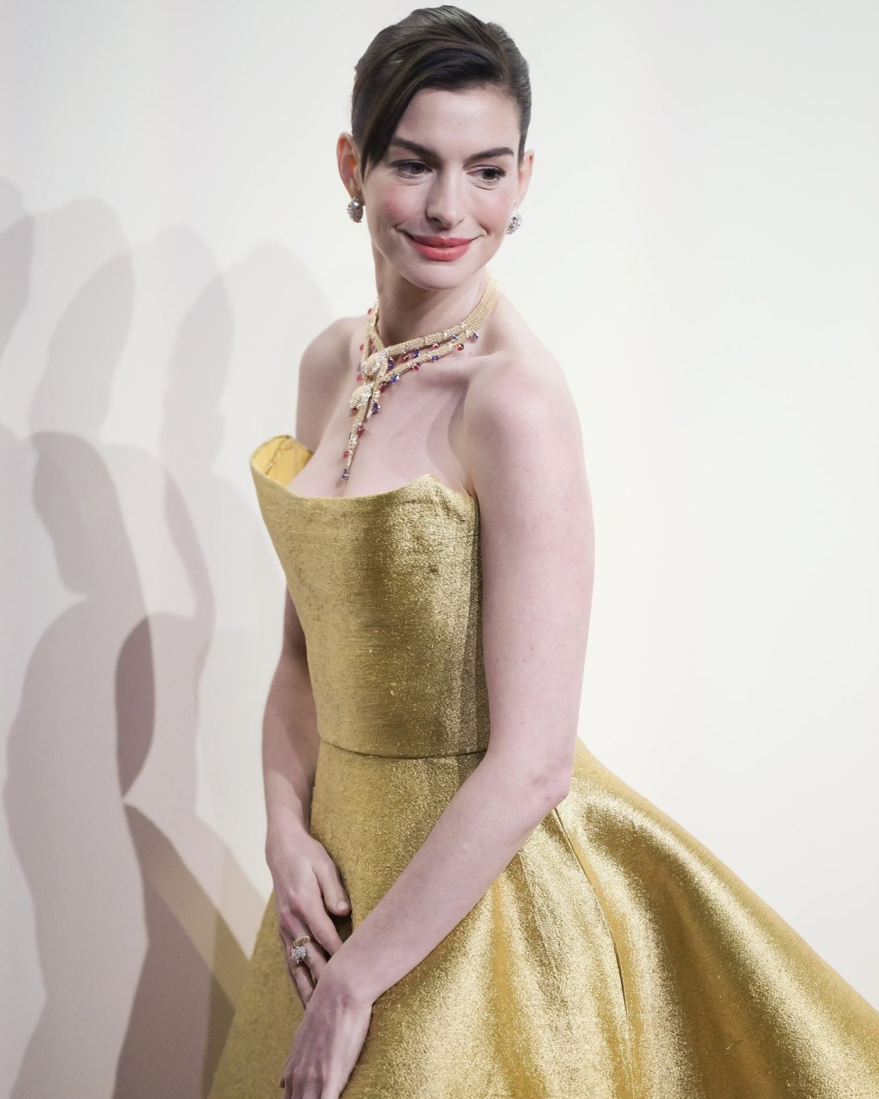 anne-hathaway-dazzles-in-oscar-de-la-renta-at-bvlgari-s-lunar-new-year-soiree-2.jpg (1280×1600)