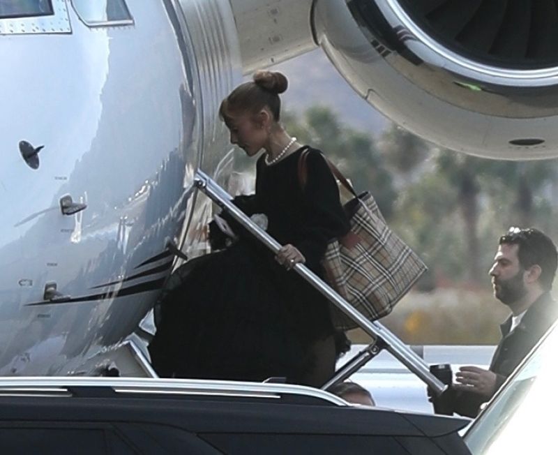 ariana-grande-and-cynthia-erivo-take-a-quick-jet-to-la-04.01.2025-0.jpg (800×652)