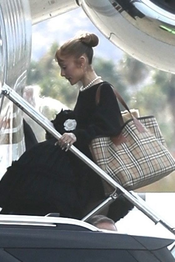 ariana-grande-and-cynthia-erivo-take-a-quick-jet-to-la-04.01.2025-5.jpg (558×836)