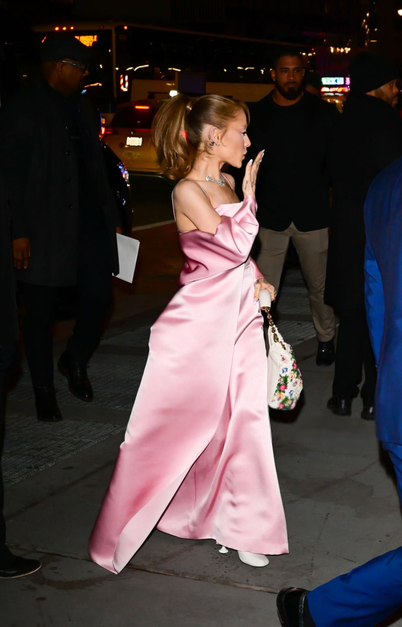 ariana-grande-dazzles-in-custom-loewe-at-national-board-of-review-awards-01-07-2024-11.jpg (1280×1996)