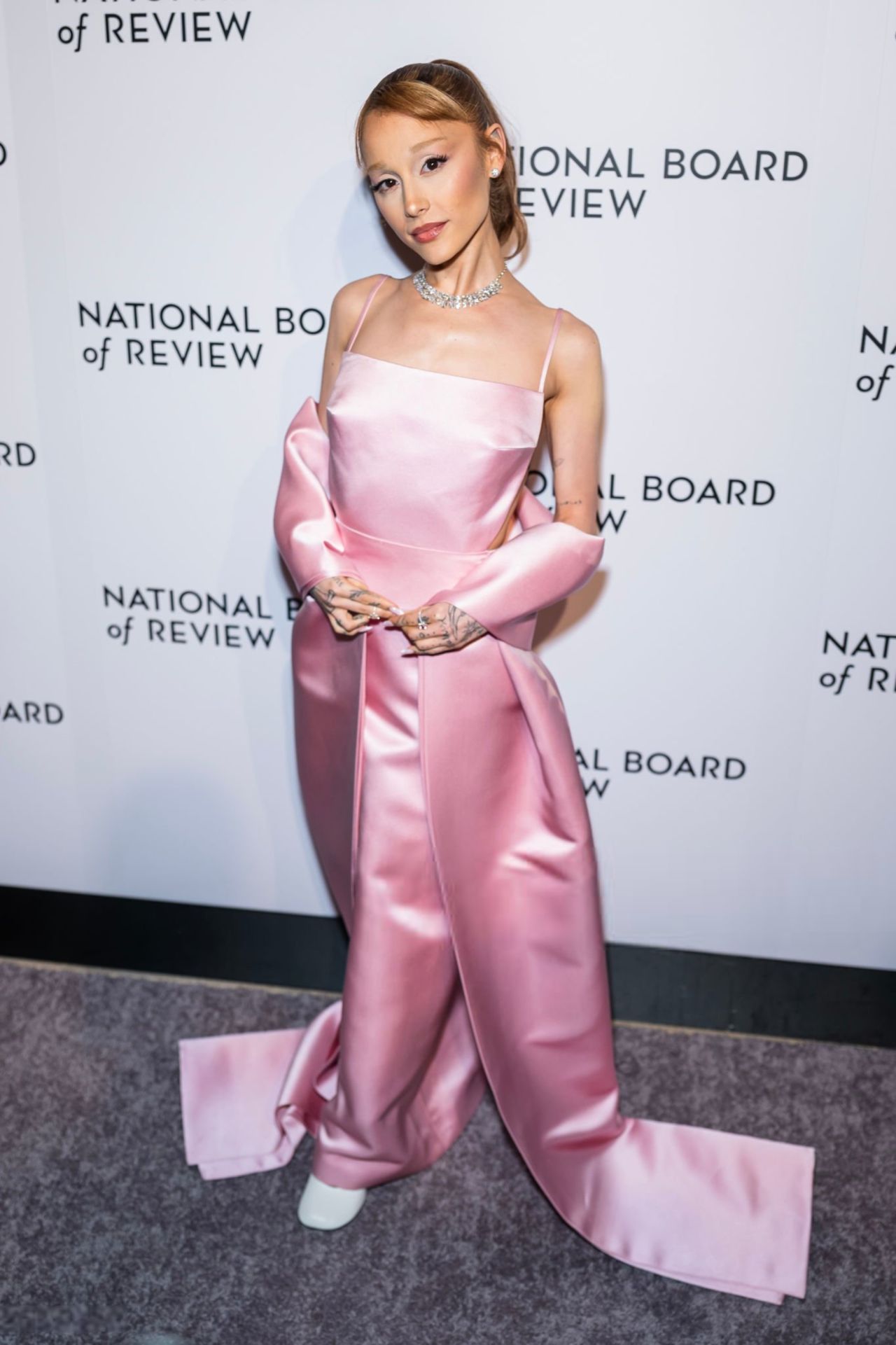 ariana-grande-dazzles-in-custom-loewe-at-national-board-of-review-awards-01-07-2024-15.jpg (1280×1921)