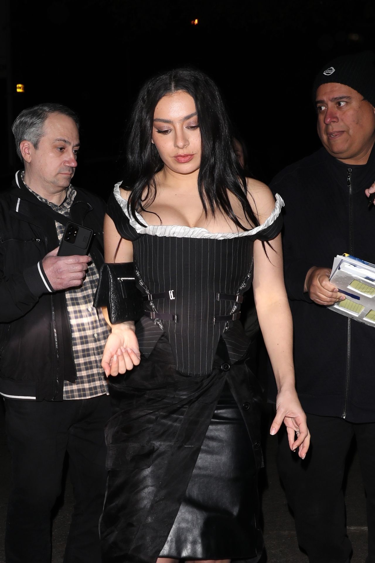 charli-xcx-shines-at-the-chateau-marmont-s-pre-golden-globes-soiree-04.01.2025-0.jpg (1280×1920)