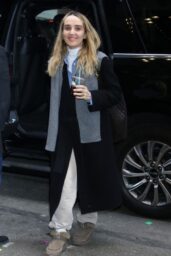 Chloe Fineman Shares Her Smile in New York City - 02 01 2025