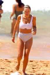 Claire Greaves Spotted with New Companion at Sydney Beach 01 12 2025
