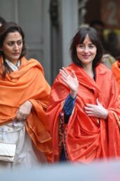 Dakota Johnson Embraces Indian Culture at Siddhivinayak Temple 01 18 2025