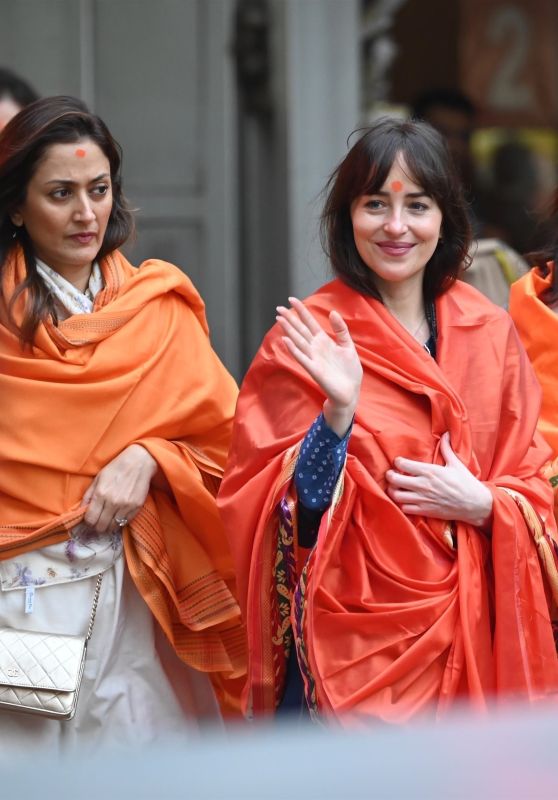 Dakota Johnson Embraces Indian Culture at Siddhivinayak Temple 01.18.2025