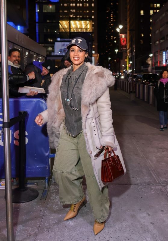 Dascha Polanco Turns Heads at Knicks Game with Stylish Look 01.09.2025