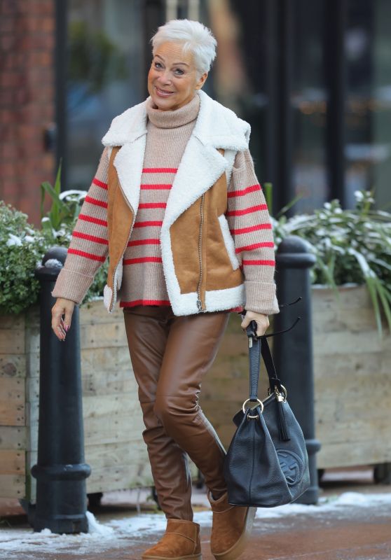 Denise Welch Stuns with Trendy Outfit During Lunch Outing in Wilmslow 01.10.2025