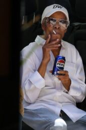 Dionne Warwick Spotted Enjoying a Pepsi and a Smoke Outside Her Hotel in Perth 01 12 2025