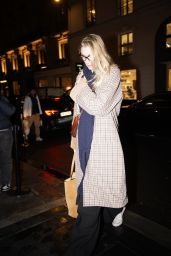 Elizabeth Debicki Arrives at Hotel During Paris Fashion Week 01.26.2025