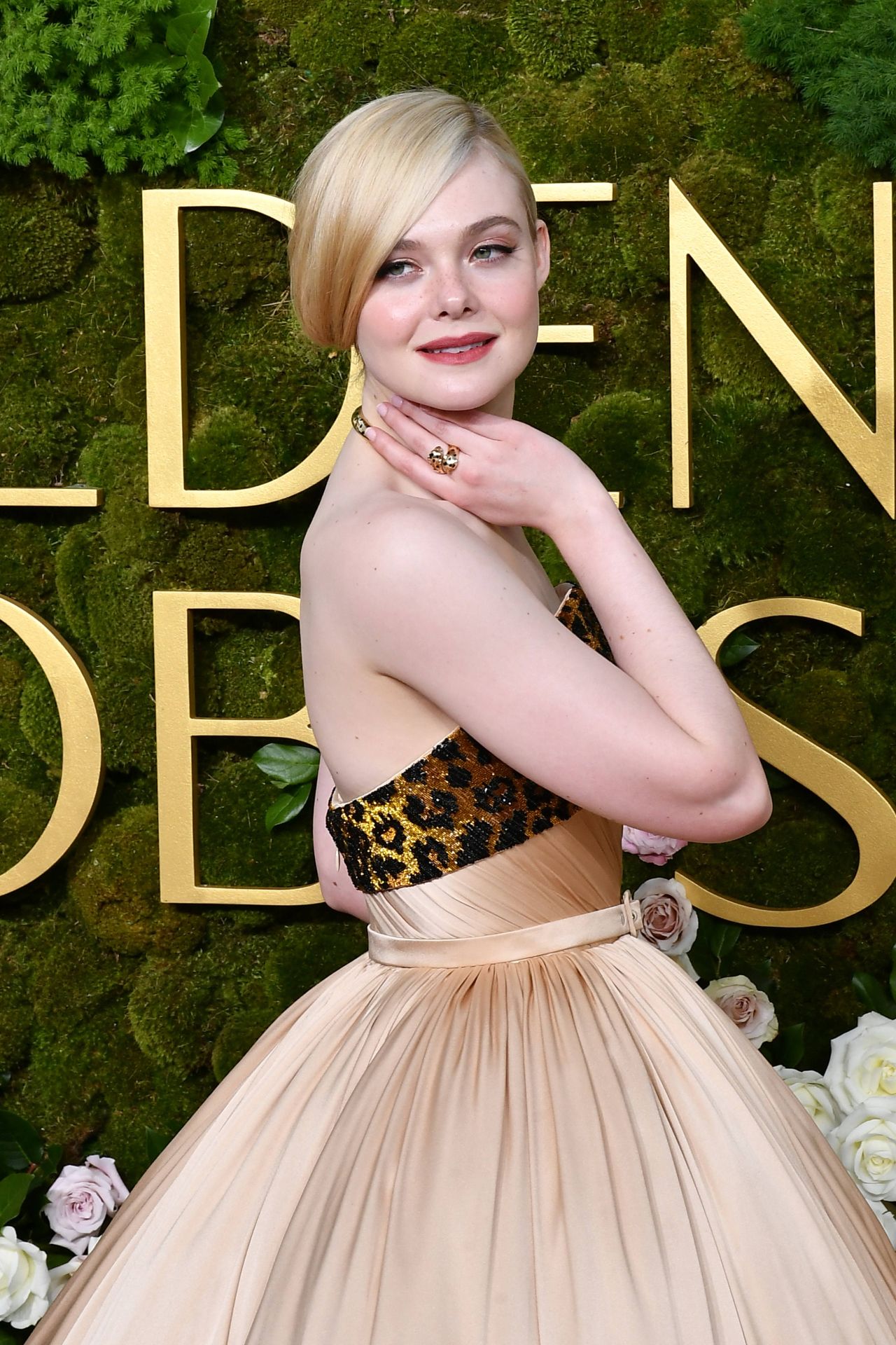 elle-fanning-s-cartier-elegance-balmain-glam-at-the-2025-golden-globes-6.jpg (1280×1920)