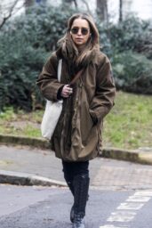 Emilia Clarke s Casual Chic: London Style with a Luxe Touch 01 16 2025