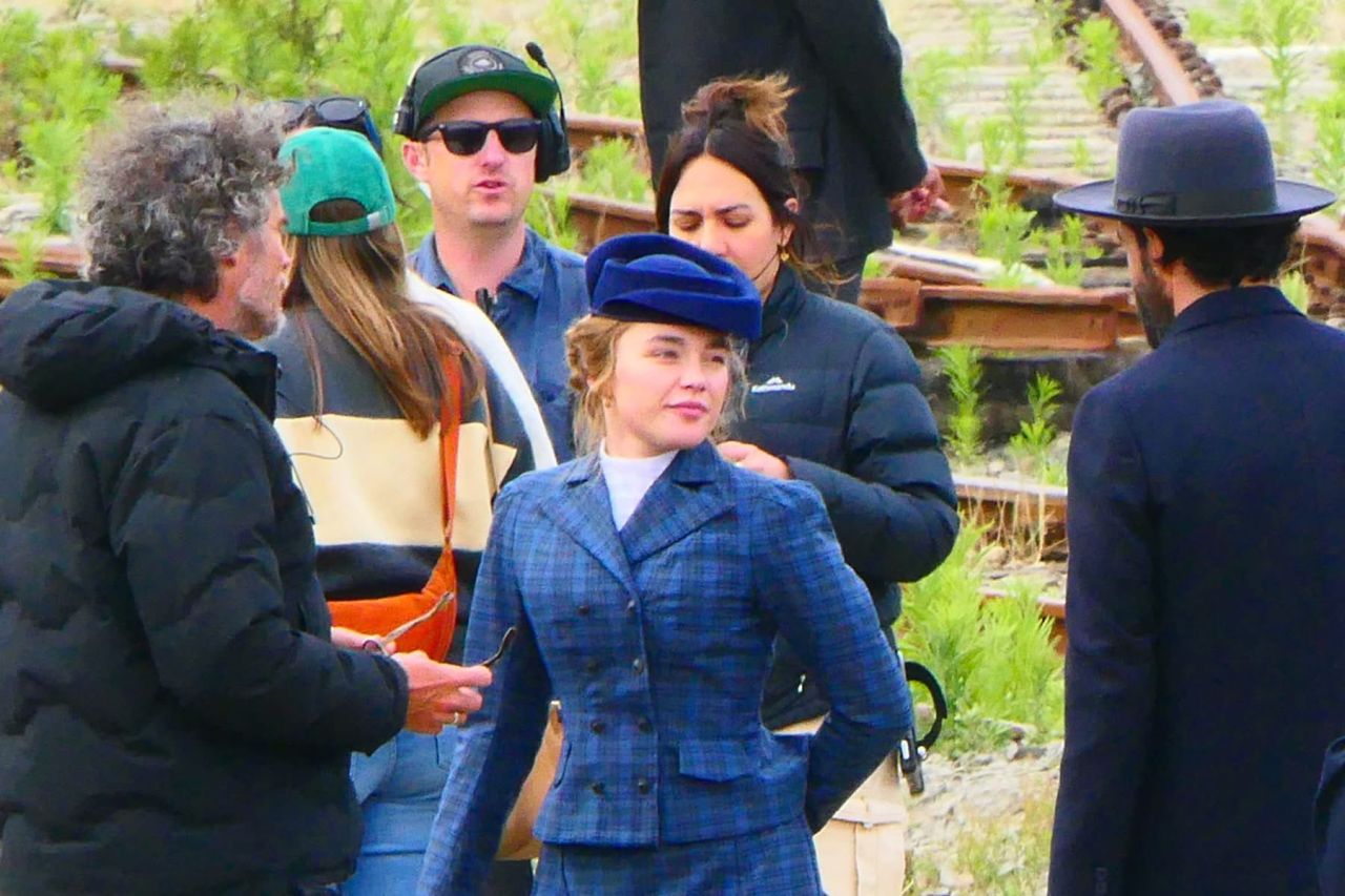 florence-pugh-spotted-on-east-of-eden-set-in-oamaru-01.12.2025-4.jpg (1280×853)