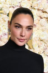 Gal Gadot Stuns in Custom Armani Privé at 2025 Golden Globes