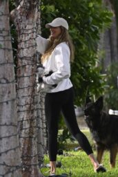 Gisele Bündchen s Radiant Pregnancy Walk in Miami 01 13 2025